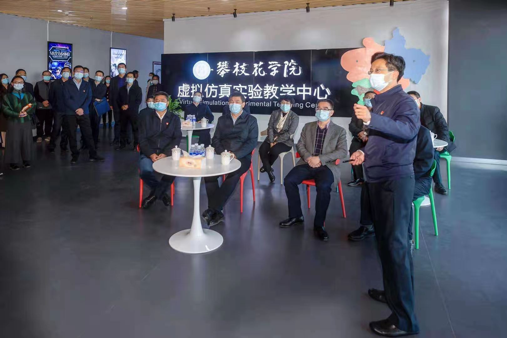 罗强一行在虚拟现实创新实验教学中心交流大厅听取王斌书记汇报工作