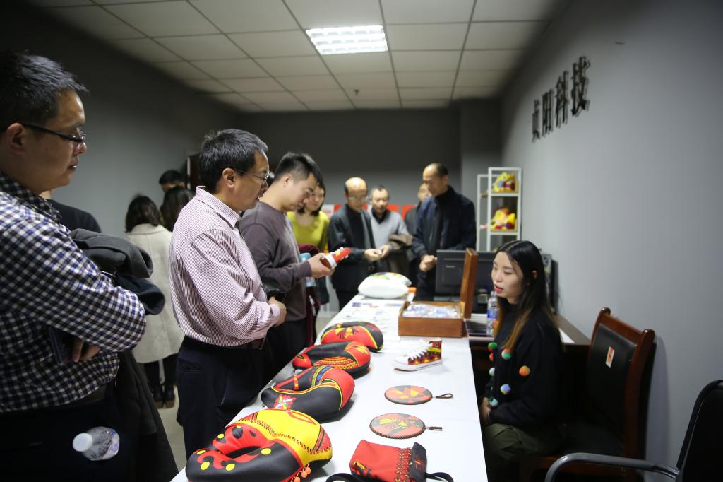 省内兄弟院校科技园参观我校科技园在孵文创项目作品