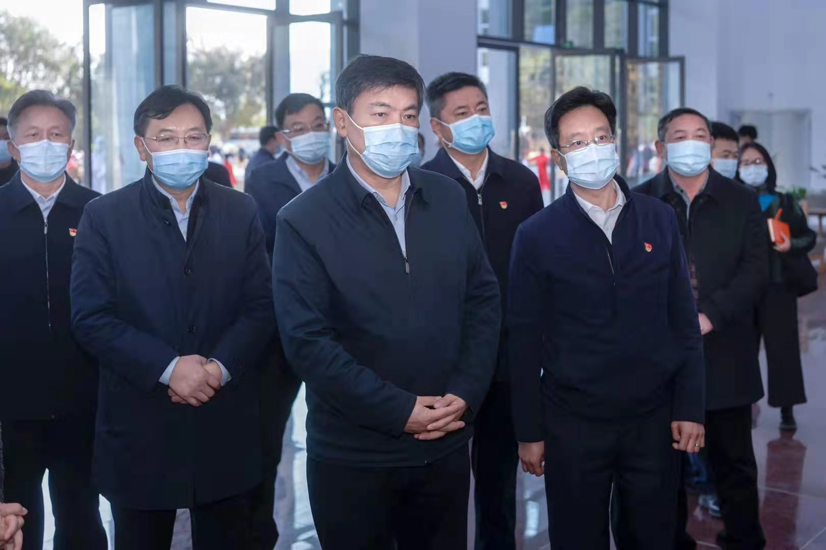 罗强一行在产教融合大楼一楼参观师生共同研制的系列康养产品